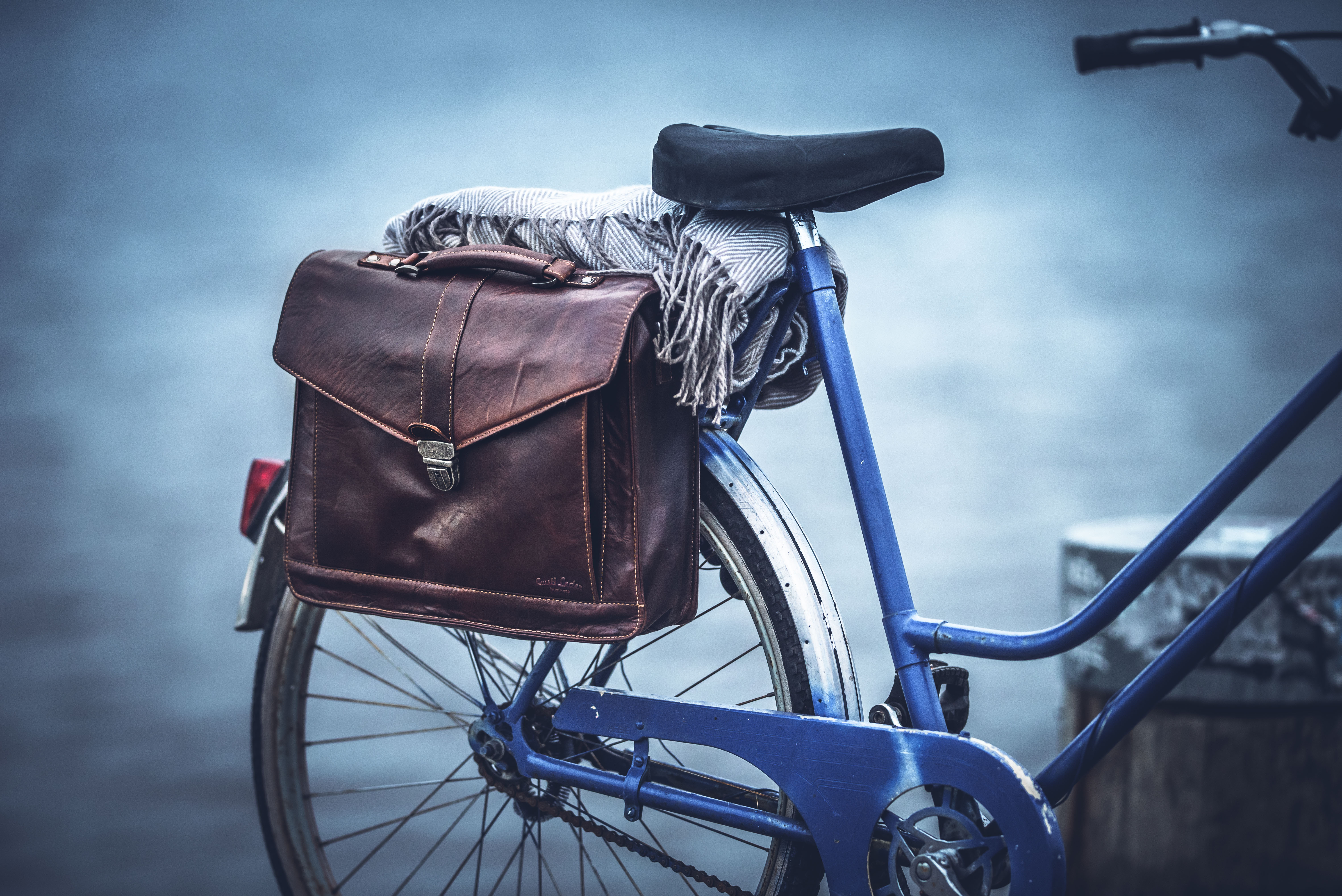 Outlet Fahrradtasche - kleinere Lederfehler - faltiges Leder - anonsten neu – Siehe Video